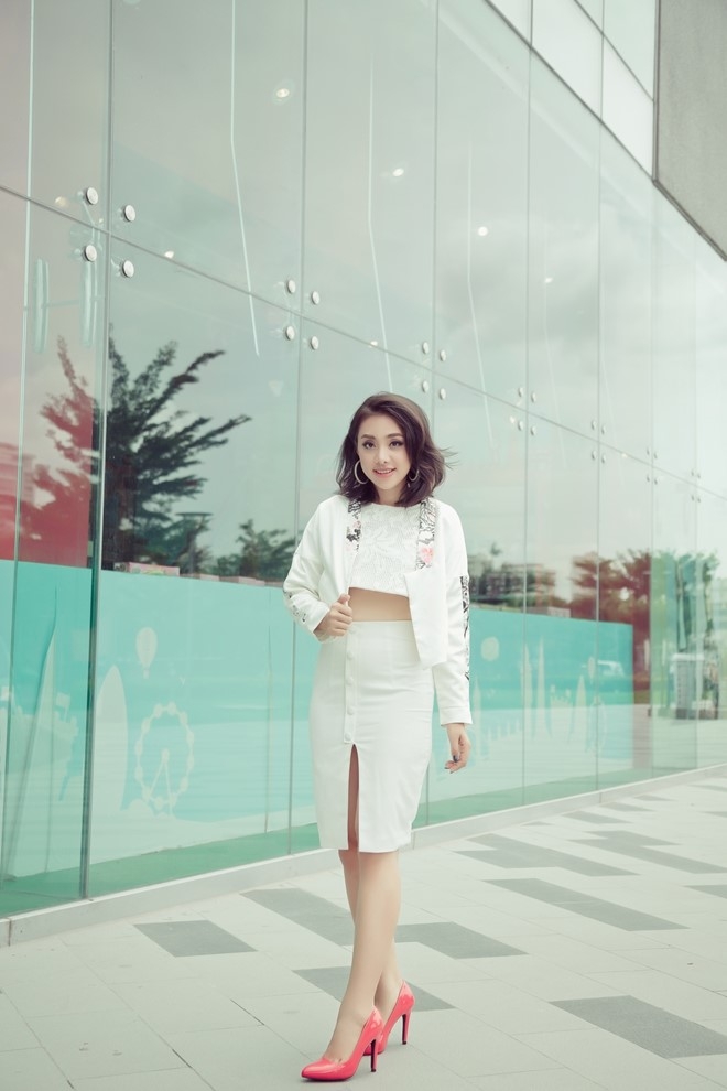 Miko Lan Trinh nang dong xuong pho hinh anh 2
