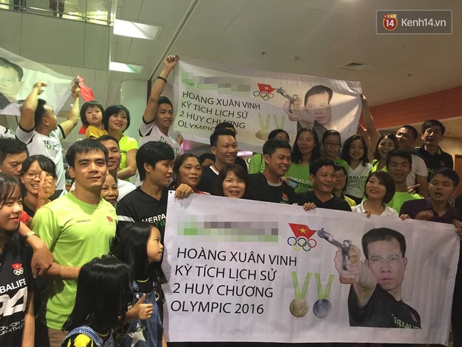 Nhà vô địch Olympic Hoàng Xuân Vinh đã về đến sân bay Nội Bài - Ảnh 4.