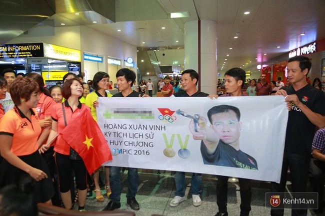 Nhà vô địch Olympic Hoàng Xuân Vinh đã về đến sân bay Nội Bài - Ảnh 5.