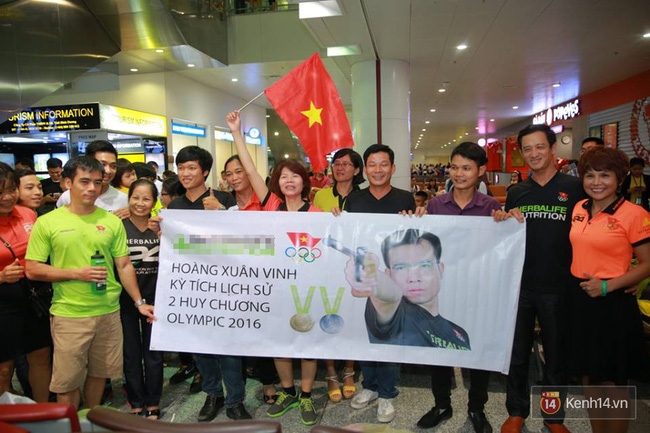 Nhà vô địch Olympic Hoàng Xuân Vinh đã về đến sân bay Nội Bài - Ảnh 6.