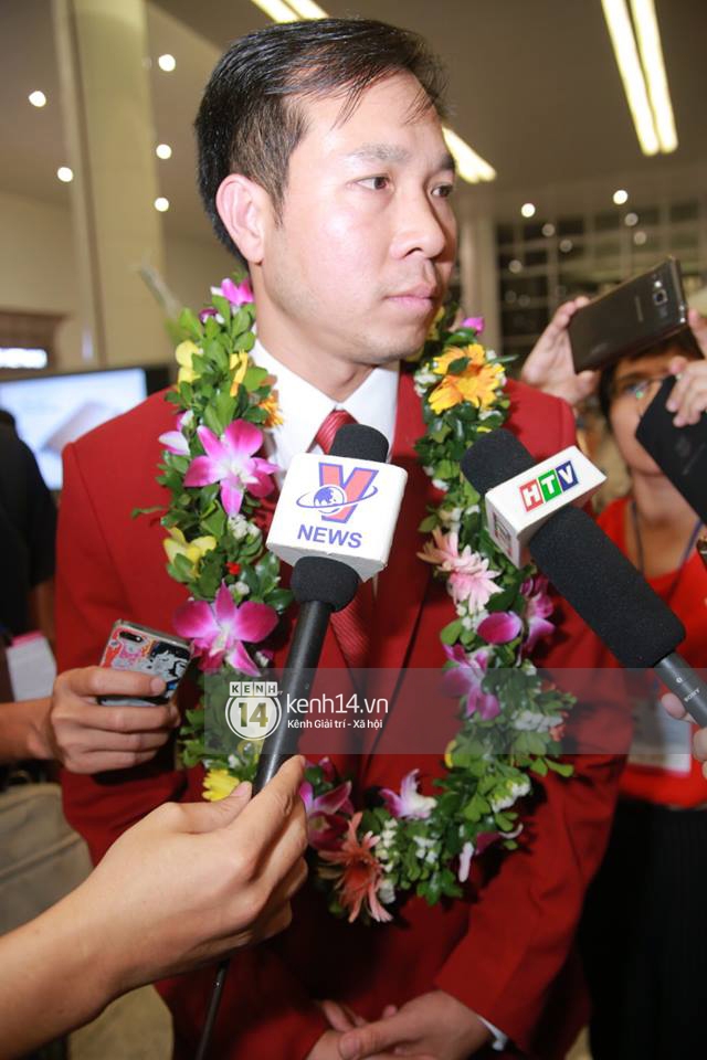 Nhà vô địch Olympic Hoàng Xuân Vinh được chào đón như người hùng tại sân bay Nội Bài - Ảnh 1.