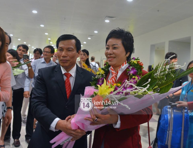 Nhà vô địch Olympic Hoàng Xuân Vinh được chào đón như người hùng tại sân bay Nội Bài - Ảnh 2.