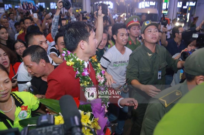 Nhà vô địch Olympic Hoàng Xuân Vinh được chào đón như người hùng tại sân bay Nội Bài - Ảnh 19.