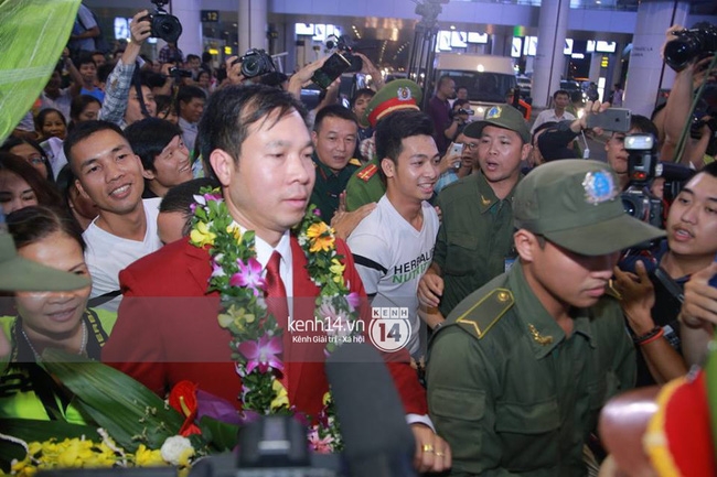 Nhà vô địch Olympic Hoàng Xuân Vinh được chào đón như người hùng tại sân bay Nội Bài - Ảnh 20.