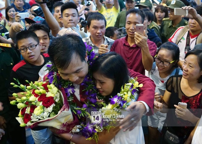 Nhà vô địch Olympic Hoàng Xuân Vinh được chào đón như người hùng tại sân bay Nội Bài - Ảnh 22.