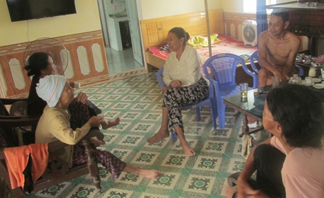 Bà con hàng xóm đến động viên bà D.