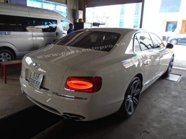  Bentley Flying Spur V8 với biển số tứ quý6 đẹp mắt. 