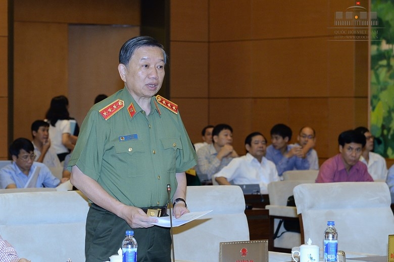  Thượng tướng Tô Lâm nêu rõ các trường hợp cảnh vệ được nổ súng. (Ảnh: Quochoi.vn) 