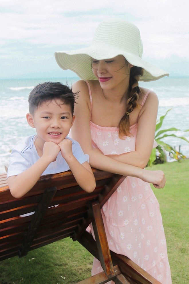 Dang Khoi dua vo con di bien hinh anh 3