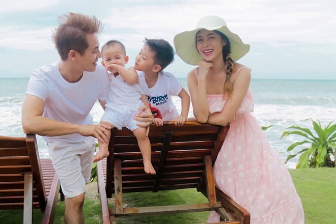 Dang Khoi dua vo con di bien hinh anh 4