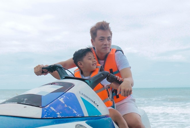 Dang Khoi dua vo con di bien hinh anh 6