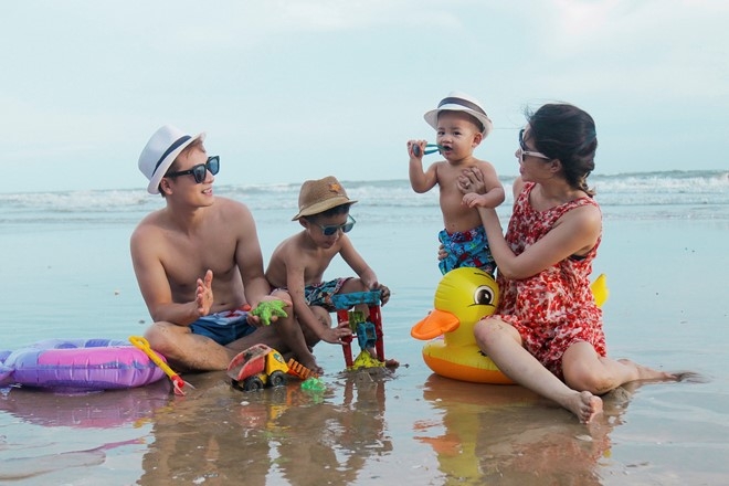 Dang Khoi dua vo con di bien hinh anh 8