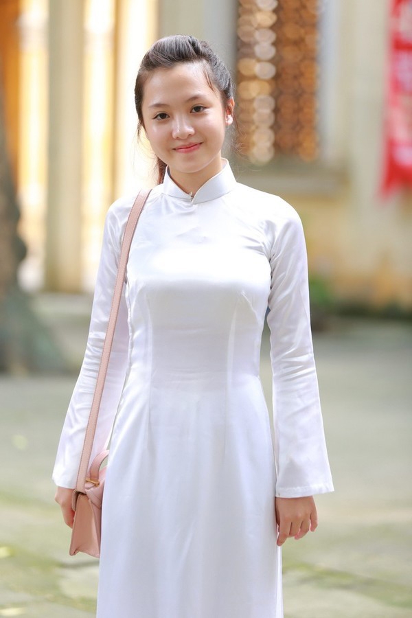 Những hình ảnh Ngọc Diệu đẹp tinh khôi với tà áo dài trắng trong các buổi lễ khai giảng, bế giảng trước đây từng “gây sốt” trên khắp các mạng xã hội. Không chỉ xinh đẹp, thành tích học tập của Ngọc Diệu cũng luôn khiến người ta trầm trồ khi có điểm tổng kết luôn trên 9 phẩy và luôn nằm trong top đầu của lớp.