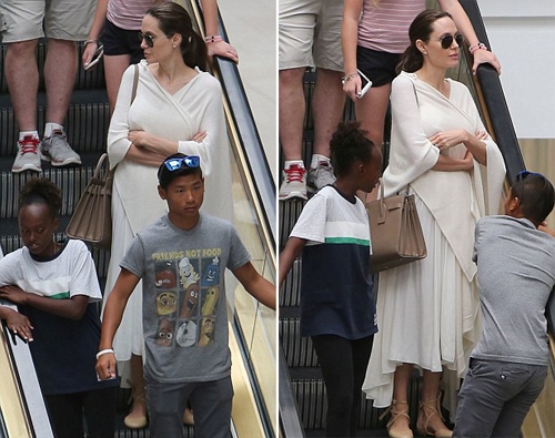 angelina-jolie-di-mua-sam-xoa-tin-don-tu-tu-3