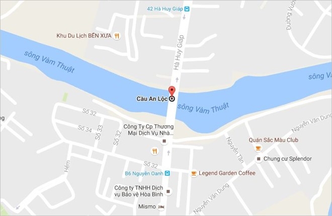 Ba nguoi nhay xuong kenh o Sai Gon cuu ban duoi nuoc hinh anh 2