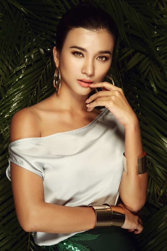 Kim Tuyen thanh lich voi dam lech vai, xe cao hinh anh 2
