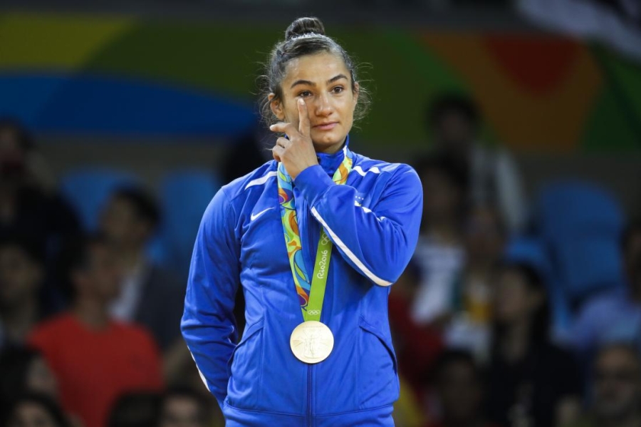 Việc đầu tiên mà Majlinda Kelmendi (Judo) làm khi nhận HCV Olympic cho đoàn thể thao Kosovo là... khóc