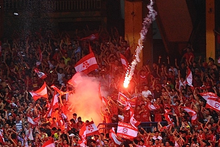 CĐV Hải Phòng từng biến sân Hàng Đẫy thành San Siro với màn đốt pháo sáng ở lượt đi V.League 2016. 