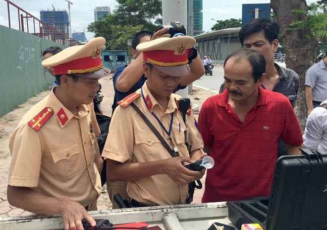 'Toi khong nghi uong 2 coc bia lai bi phat 16 trieu dong' hinh anh 1
