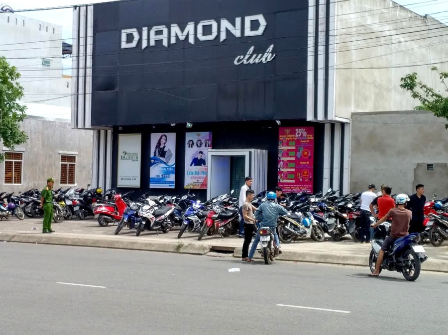 Bên ngoài quán bar Diamond, lực lượng chức năng phong tỏa đường để phục vụ việc khám xét
