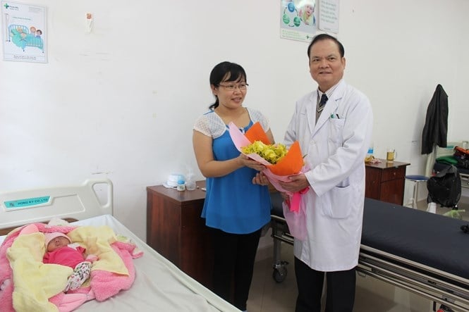 Lãnh đạo Bệnh viện Hoàn Mỹ Đà Lạt thăm, chúc mừng mẹ con chị Hương /// P.Lan