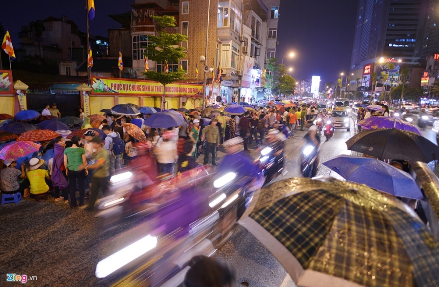 Bien nguoi doi mua du le Vu lan ngoai duong hinh anh 2