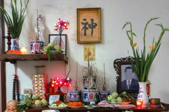 Bàn thờ là nơi cần tụ khí, chỉ nên lau dọn cho sạch sẽ, tránh di chuyển bát hương. Ảnh: U.H