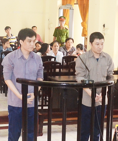can-bo-tuyen-giao-giup-em-ket-nghia-lua-ban-dat-khong