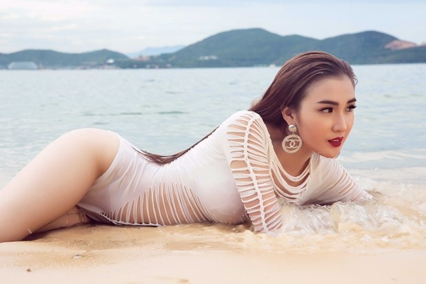 Học trò Phạm Hương nóng bỏng với bikini - ảnh 9