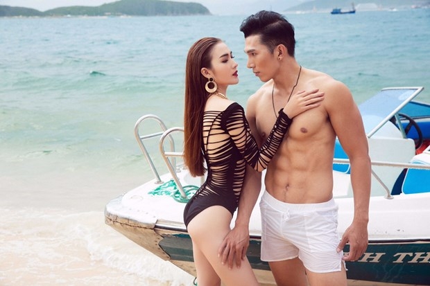 Học trò Phạm Hương nóng bỏng với bikini - ảnh 11