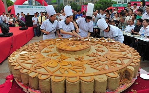 Lộ diện bánh trung thu xa xỉ đắt hơn vàng ròng - ảnh 11