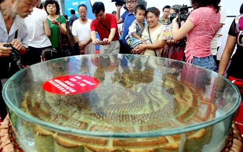 Lộ diện bánh trung thu xa xỉ đắt hơn vàng ròng - ảnh 12