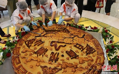 Lộ diện bánh trung thu xa xỉ đắt hơn vàng ròng - ảnh 13