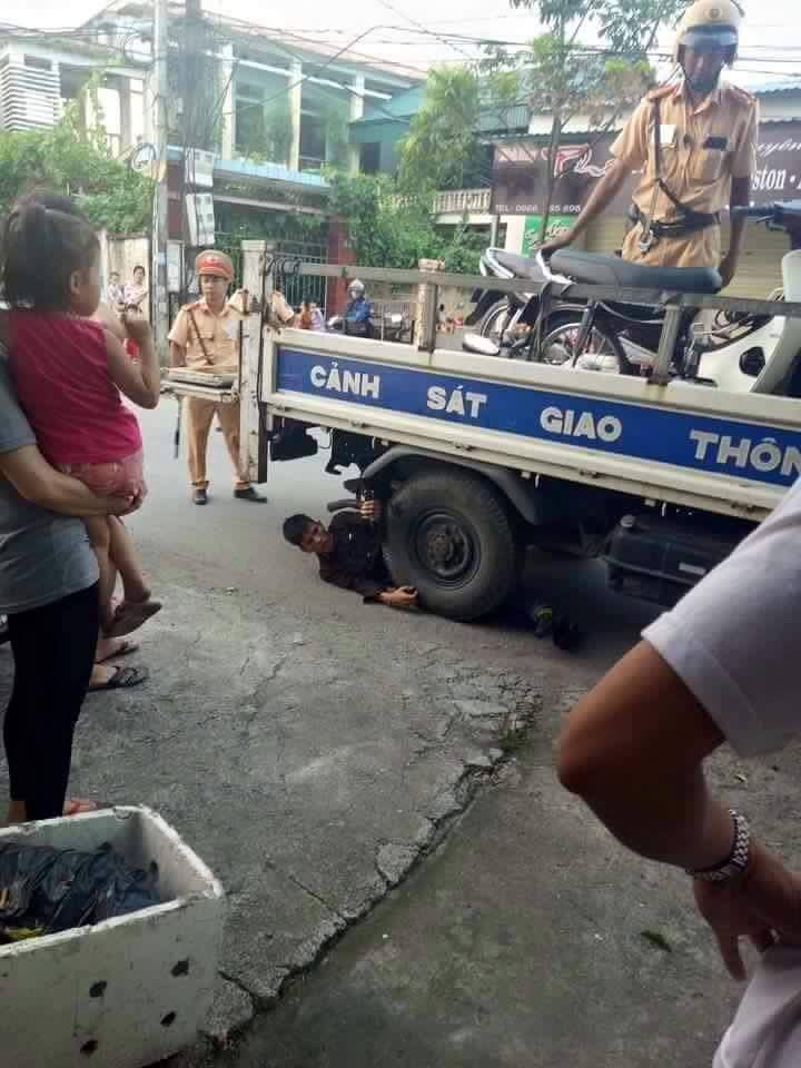 ăn vạ, ăn vạ csgt, vi phạm giao thông ăn vạ, ăn vạ csgt, vi phạm giao thông