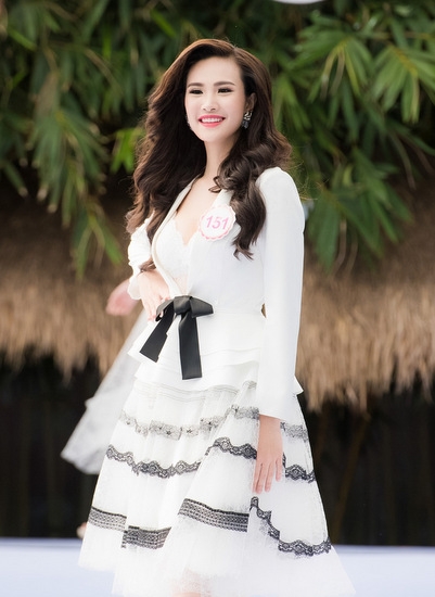 thi-sinh-hoa-hau-viet-nam-trinh-dien-thoi-trang-vay-xe-nguc-xuyen-thau-8