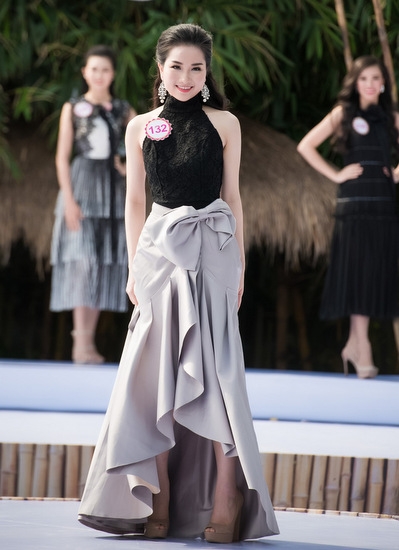 thi-sinh-hoa-hau-viet-nam-trinh-dien-thoi-trang-vay-xe-nguc-xuyen-thau