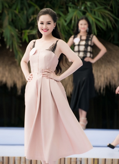 thi-sinh-hoa-hau-viet-nam-trinh-dien-thoi-trang-vay-xe-nguc-xuyen-thau-4