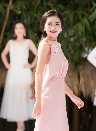 thi-sinh-hoa-hau-viet-nam-trinh-dien-thoi-trang-vay-xe-nguc-xuyen-thau-6