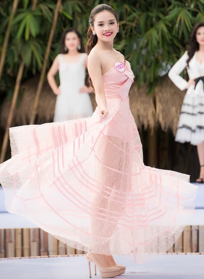thi-sinh-hoa-hau-viet-nam-trinh-dien-thoi-trang-vay-xe-nguc-xuyen-thau-7