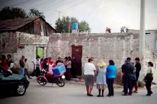  Các nhân viên cứu thương vội vã đến ngôi nhà để cấp cứu nhưng em bé được thông báo là đã tử vong trước đó. 