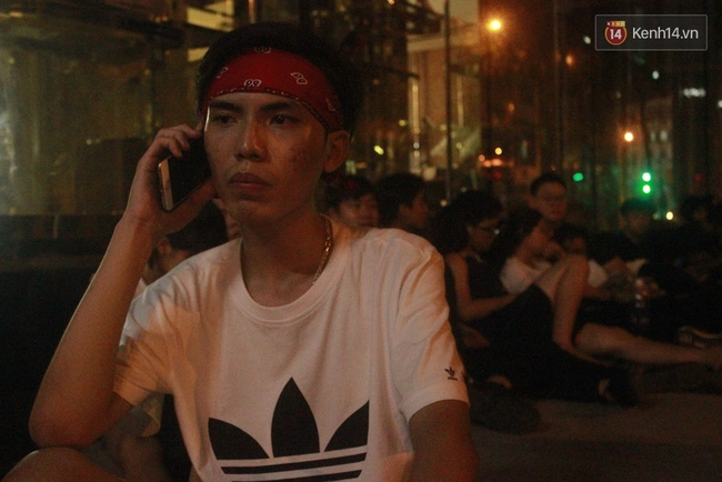 Hàng trăm bạn trẻ Sài Gòn cắm trại thâu đêm trước trung tâm thương mại chờ mua giày hiệu - Ảnh 10. Hàng trăm bạn trẻ Sài Gòn cắm trại thâu đêm trước trung tâm thương mại chờ mua giày hiệu - Ảnh 10.