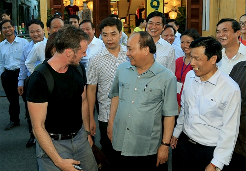 quang-nam-nhan-sai-sot-de-doan-xe-cong-vao-pho-co-hoi-an