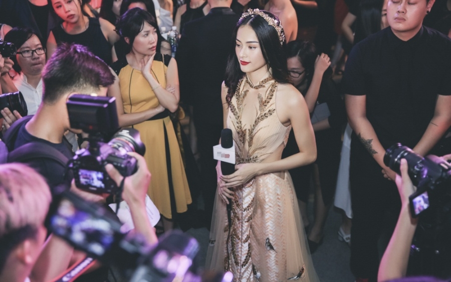 Hạ Vi trong vòng vây của phóng viên báo chí.