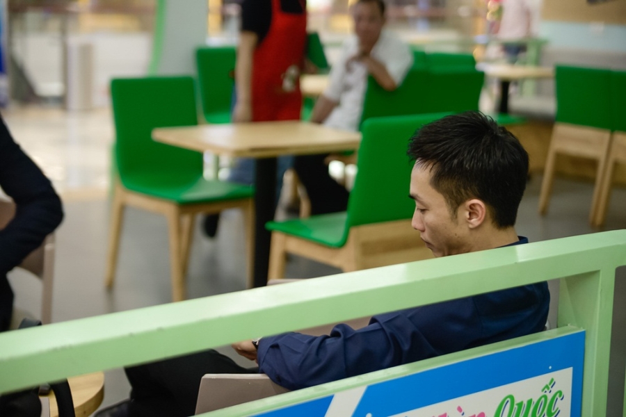 Trong ngày trọng đại, doanh nhân Quốc Cường cũng có mặt để ủng hộ bạn gái. Tuy nhiên anh chọn một góc khá âm thầm để tránh sự chú ý của báo giới.