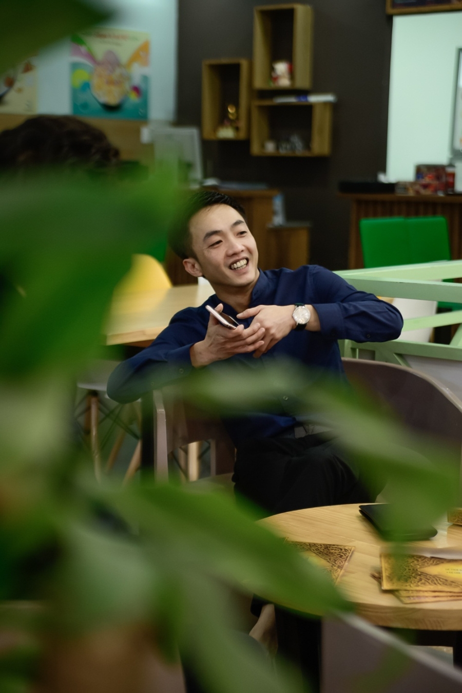 Quốc Cường thoải mái để bạn gái sánh bước chàng trai khác trên thảm đỏ.