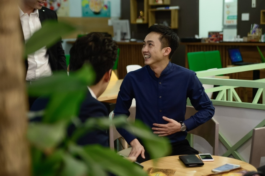 Anh vui vẻ trò chuyện cùng một vài người bạn trong lúc chờ bạn gái.