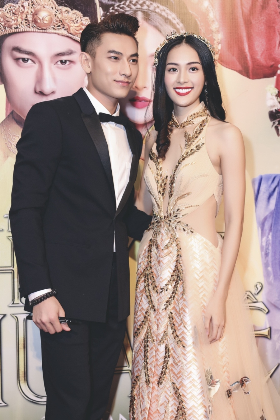 Chiếc đầm của nàng Tấm lấy ý tưởng từ đàn chim sẻ đã giúp Tấm vượt qua thử thách lựa thóc của người mẹ kế để có thể đi trẩy hội. Có thể nói, đàn chim sẻ chính là những “ân nhân”, giúp cho nàng Tấm có thể đến được lễ hội và gặp được hoàng tử.