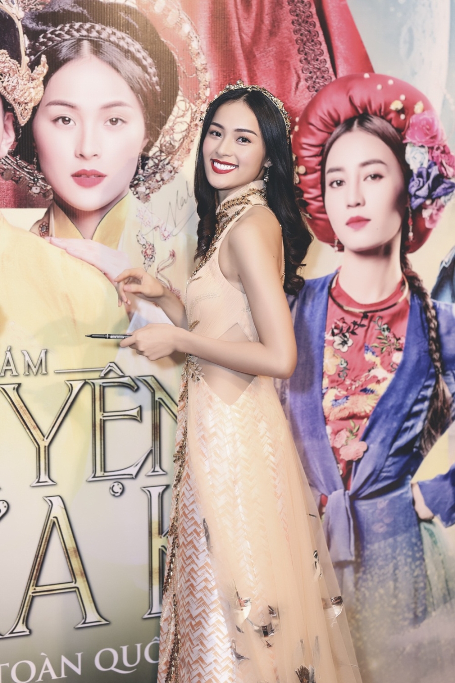 Chiếc đầm hiện đại nhưng vẫn phảng phất được hồn Việt trong tác phẩm với gam màu vàng sang trọng trên nền họa tiết đan lát gần gũi trong văn hóa Việt Nam. Phần cổ áo được lấy từ chiếc áo dài và phần thân áo cũng như phần tà được cách điệu từ chiếc áo tứ thân.Tạo điểm nhấn trên trang phục là những bông lúa lấp lánh được kết đính vô cùng tỉ mỉ và không thể thiếu những chú chim sẻ đang say sưa lựa thóc.