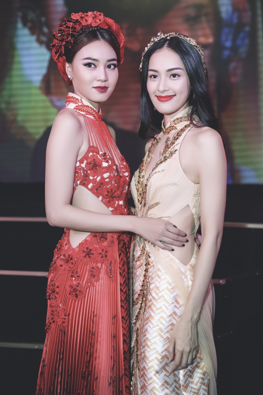 Nàng Tấm Hạ Vi thân thiết cùng cô Cám Lan Ngọc.