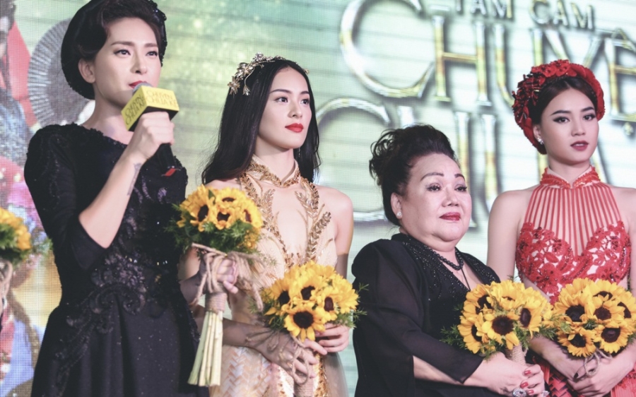 Ngô Thanh Vân không hề kém cạnh nhan sắc khi đứng cạnh đàn em 9X Ninh Dương Lan Ngọc và Hạ Vi. Trong phim, đả nữ vào vai dì ghẻ.